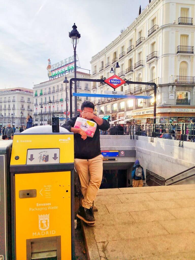 Creador de contenido Christian Posonty durante un experimento de venta directa CVD en el metro de Sol