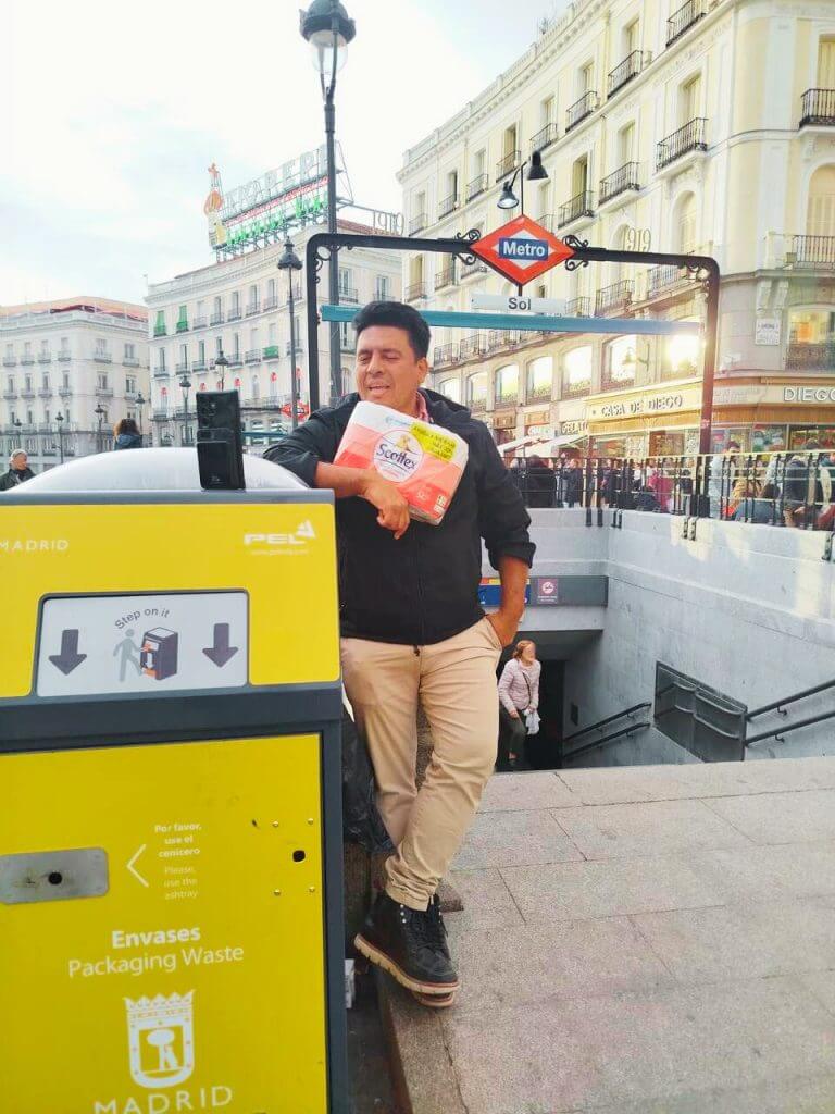 Christian Posonty realizando un directo de TikTok Shop en la Puerta del Sol de Madrid con papel Scottex