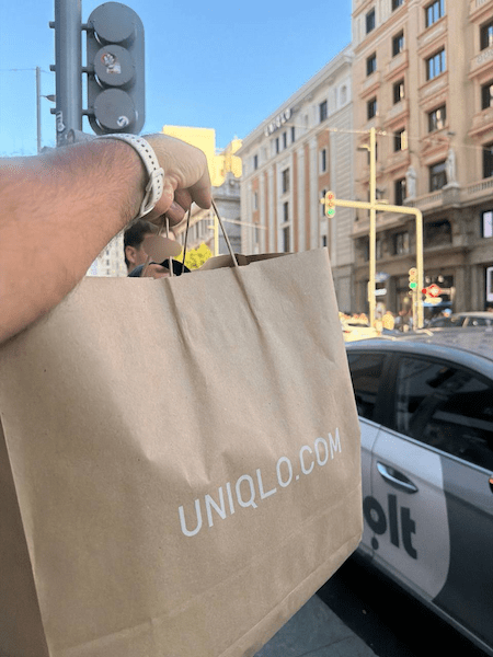 Compra física en tienda Uniqlo Madrid tras recomendación de IA generativa